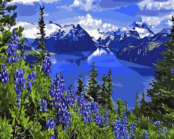 Kalnų ežeras su lubinais