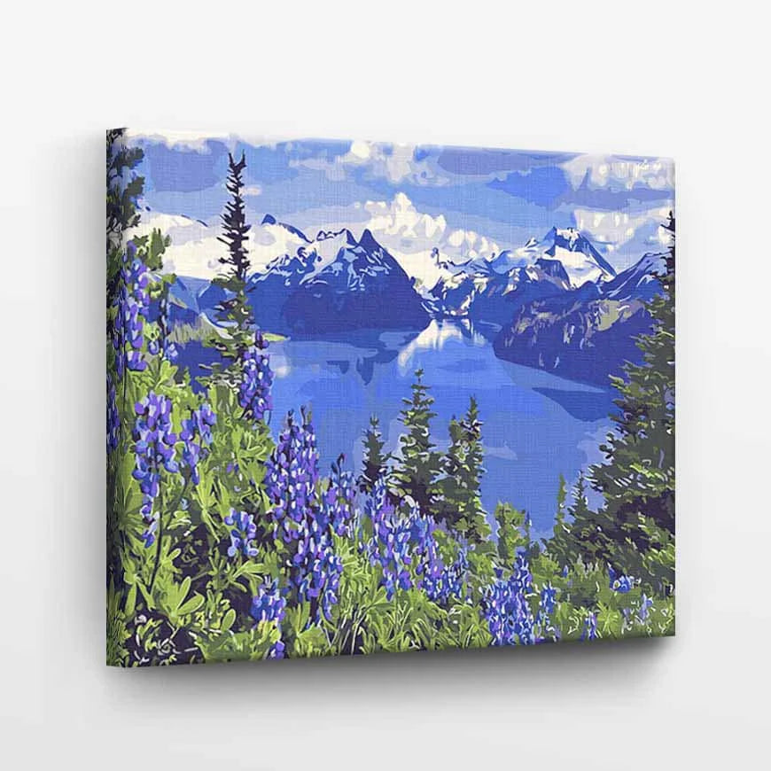 Kalnų ežeras su lubinais